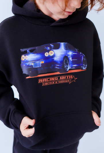 Czarna bluza chłopięca z kapturem i nadrukiem auta