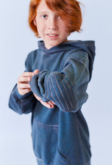 Szara bluza chłopięca z kapturem i efektem sprania