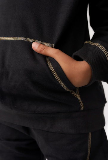 Bluza chłopięca czarna z kapturem i ozdobnymi przeszyciami