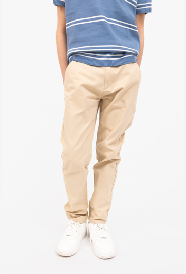 Chinosy regular dla chłopca –  regulacja w pasie