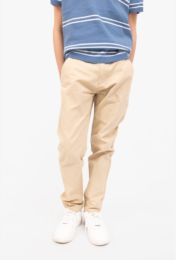 Chinosy regular dla chłopca –  regulacja w pasie