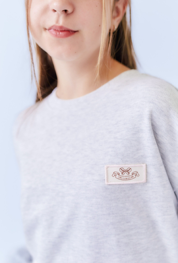 Szara bluza dziewczęca z ozdobną naszywką