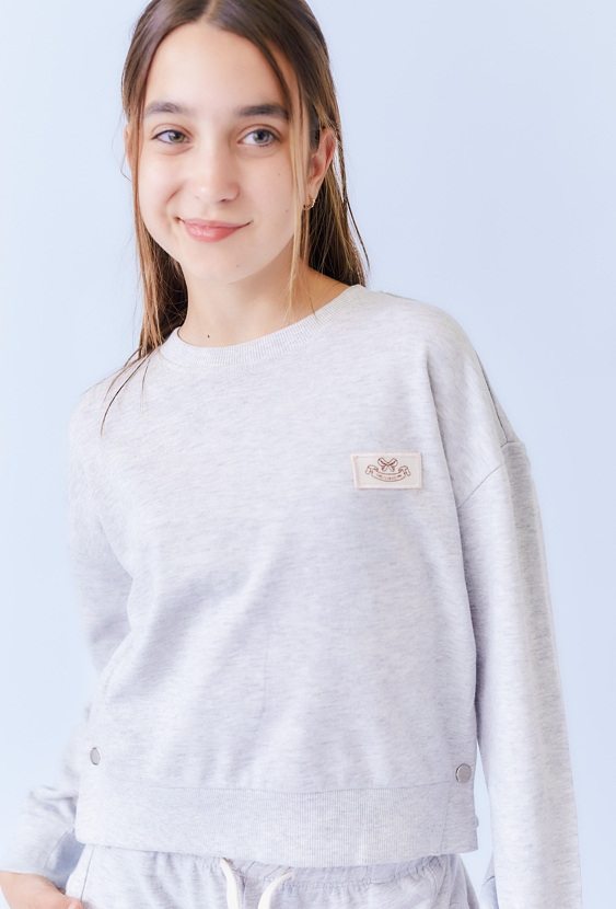 Szara bluza dziewczęca z ozdobną naszywką