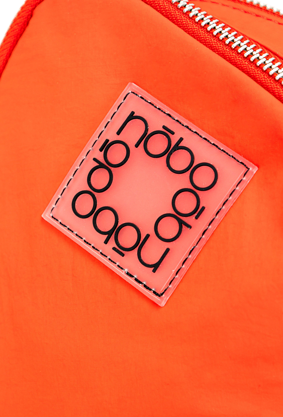 Pomarańczowa listonoszka z kieszeniami i regulowanym paskiem.