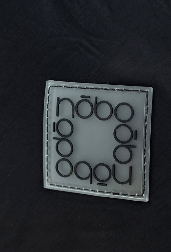 Czarna listonoszka z kieszeniami i regulowanym paskiem.