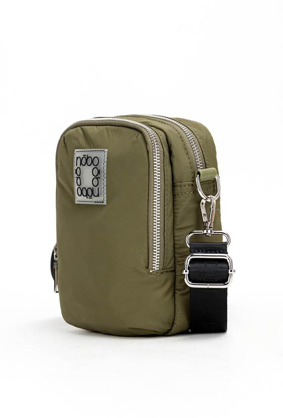 Zielona listonoszka z kieszeniami i regulowanym paskiem.