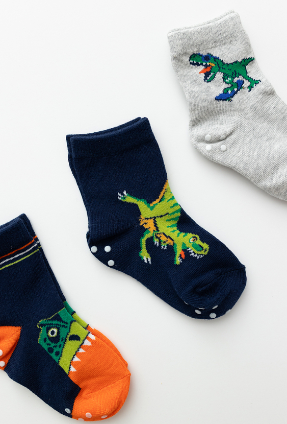 Skarpety chłopięce 3-pak z motywem dinozaurów i ABS – granatowe.