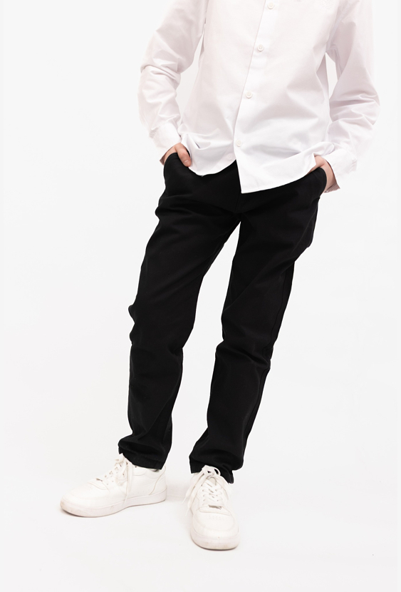 Chinosy regular dla chłopca – regulacja w pasie