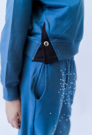 Niebieska bluza dziewczęca z rozpinanymi bokami