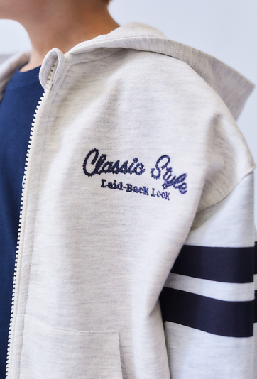 Szara bluza chłopięca z kapturem – rozpinana z nadrukiem.