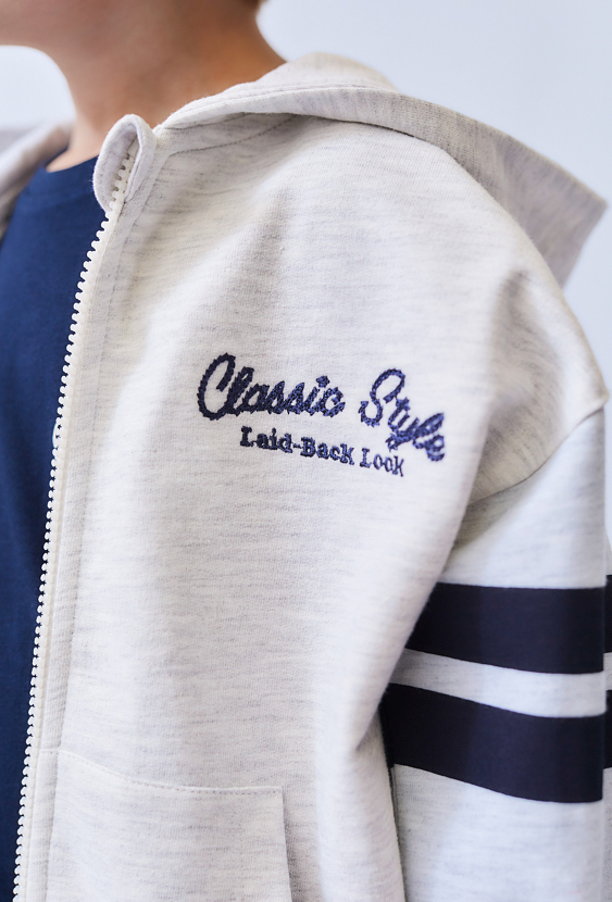 Szara bluza chłopięca z kapturem – rozpinana z nadrukiem.