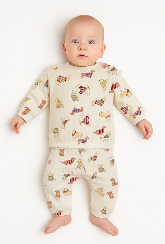 Beżowy komplet dresowy dziecięcy z nadrukiem piesków.