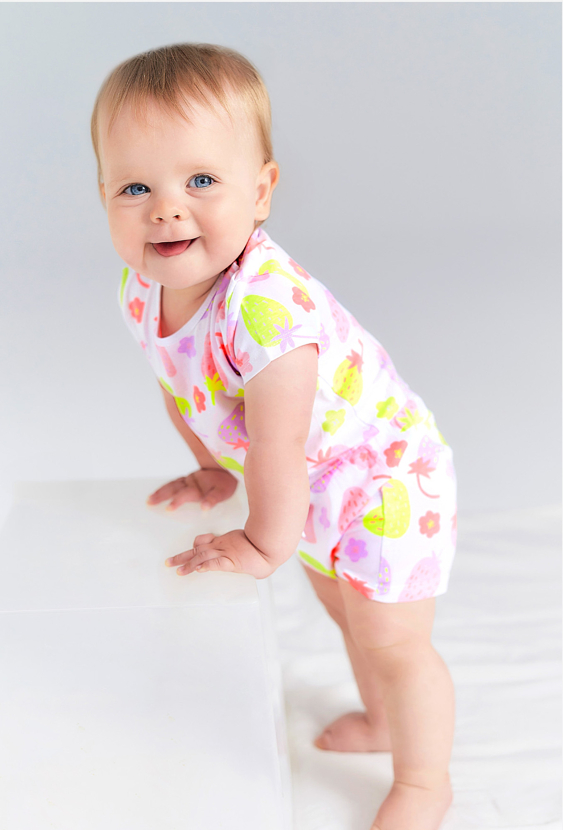 Krótki pajac niemowlęcy w truskawki