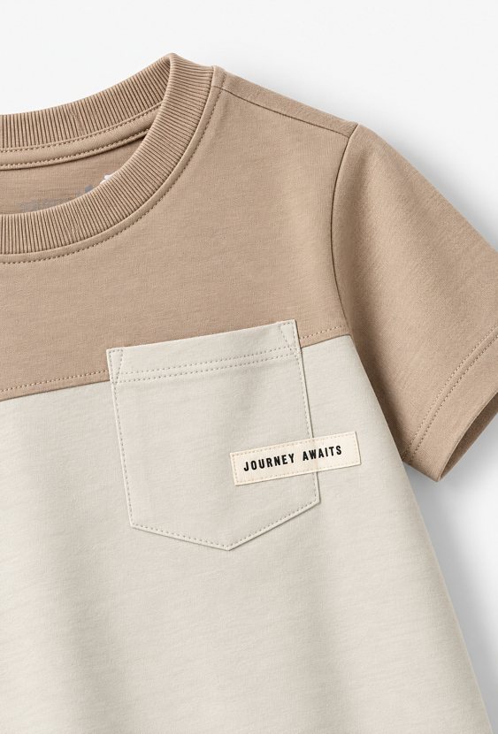 Dwukolorowy t-shirt z kieszonką
