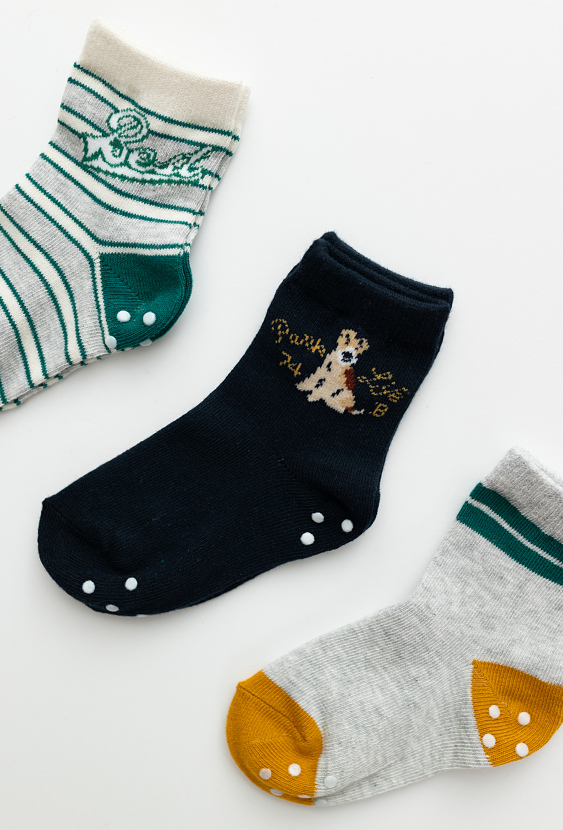 Skarpety chłopięce 3-pak z ABS – wzory i paski.