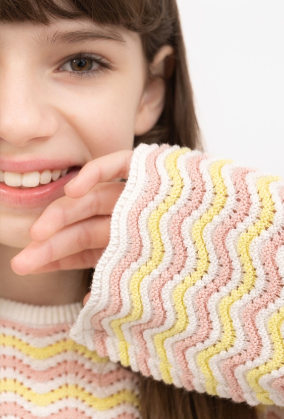 Sweter dziewczęcy w ażurowe pasy