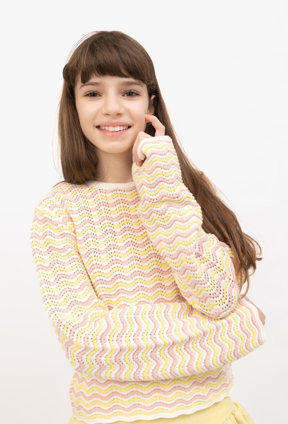 Sweter dziewczęcy w ażurowe pasy