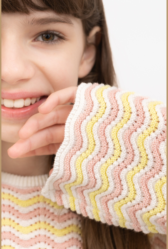 Sweter dziewczęcy w ażurowe pasy