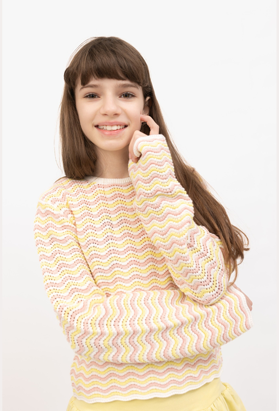 Sweter dziewczęcy w ażurowe pasy