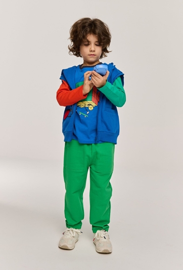 Niebieski bezrękawnik chłopięcy z kapturem