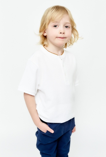 Biała koszulka henley dla chłopca