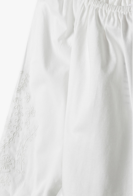 Bluzka dziewczęca z haftem i bufiastymi rękawami