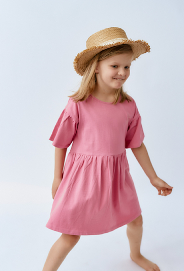 Różowa sukienka z krótkim rękawem