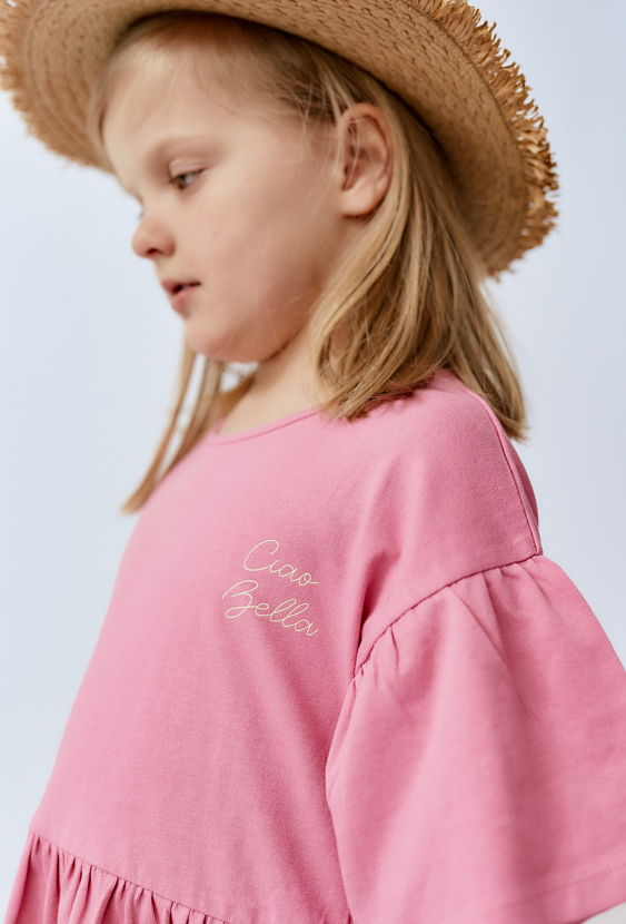 Różowa sukienka z krótkim rękawem