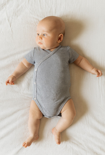 Body niemowlęce z krótkim rękawem – ciepły brzuszek