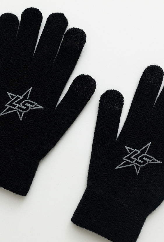 Czarne rękawiczki dziecięce z nadrukiem.