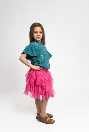 T-shirt pudełkowy z falbankami i haftami w kwiatki