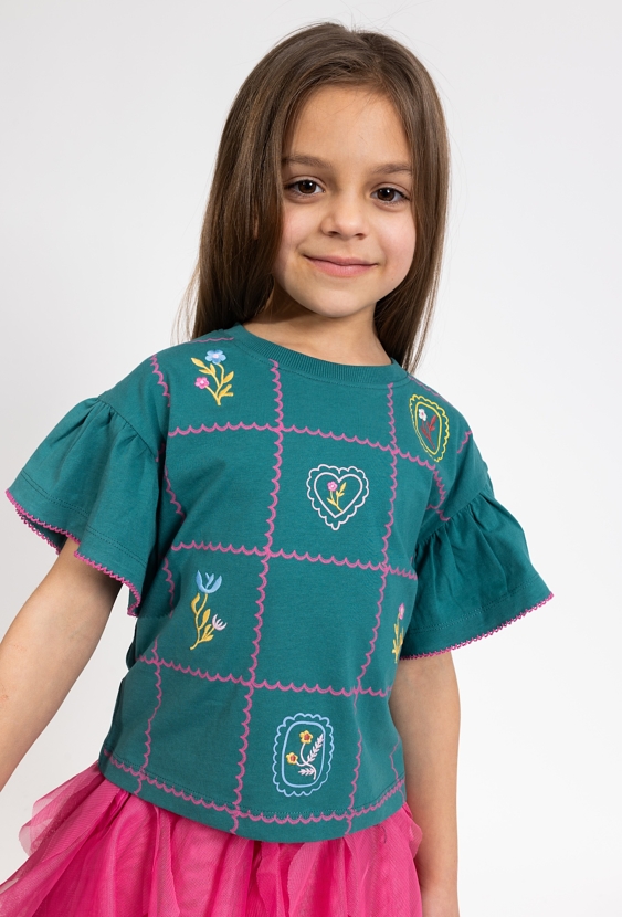 T-shirt pudełkowy z falbankami i haftami w kwiatki