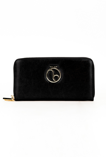 Czarny damski portfel zapinany na suwak.