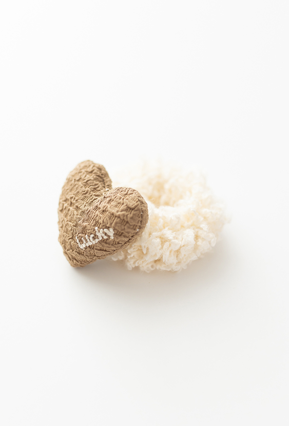 Gumka do włosów z materiałowym serduszkiem