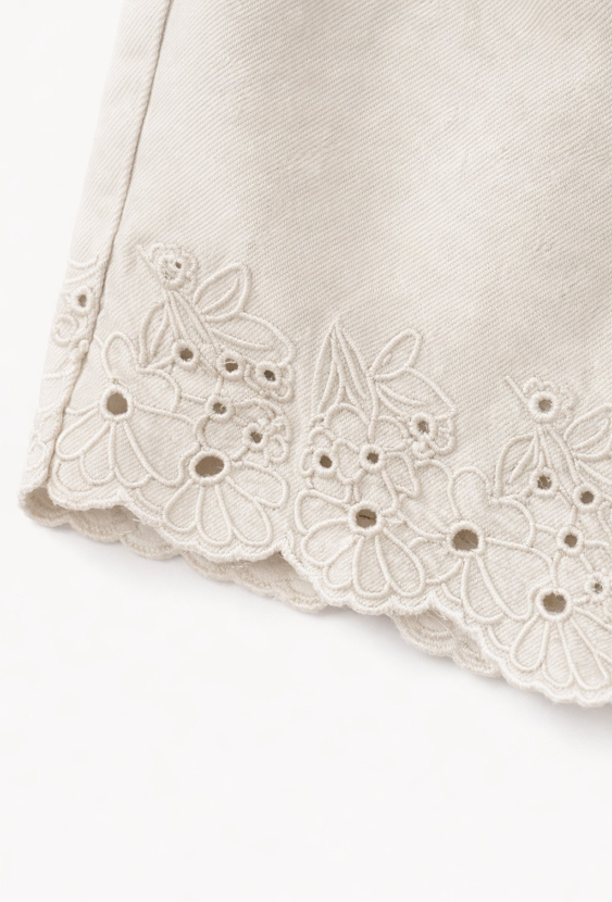 Dziewczęce szorty jeansowe z haftowanym wykończeniem