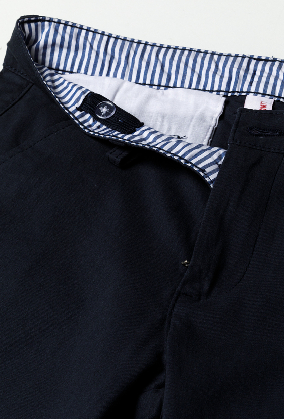 Spodnie klasyczne dla chłopca – spodnie typu chino