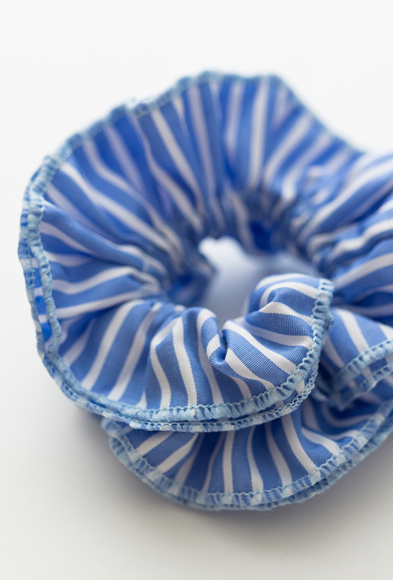 Niebieska gumka do włosów w paski dla dziewczynki.