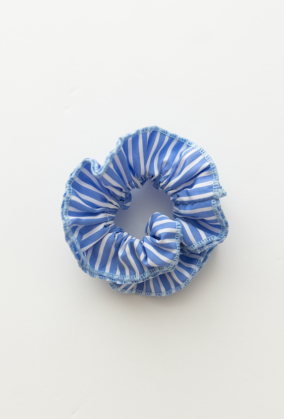Niebieska gumka do włosów w paski dla dziewczynki.