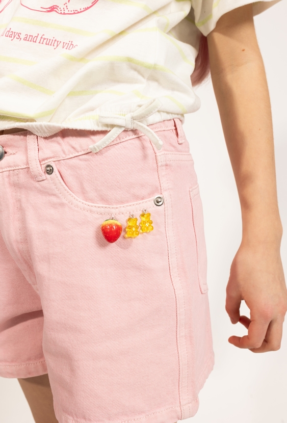 Szorty jeansowe dla dziewczynki z ozdobnymi zawieszkami