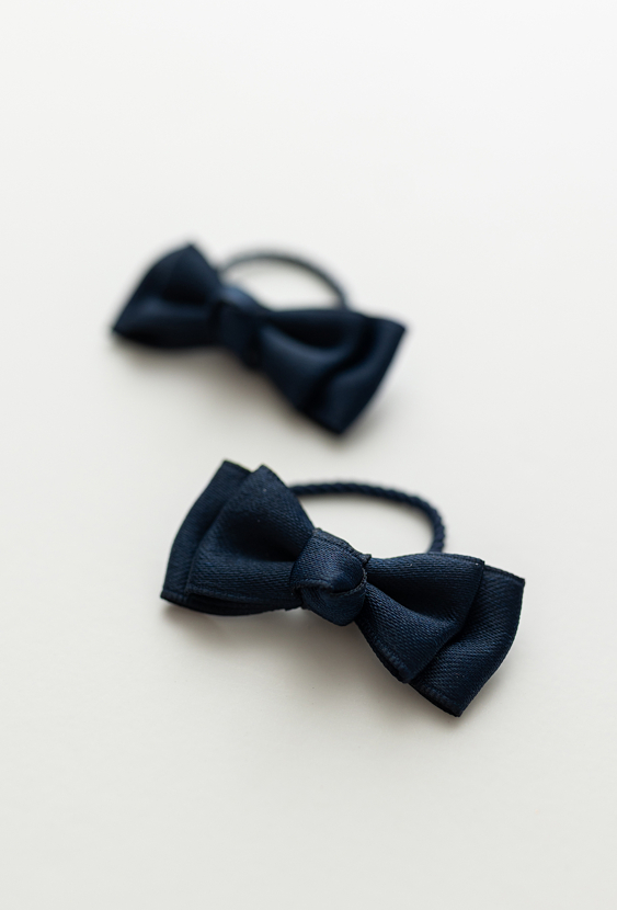 Zestaw gumek do włosów dla dziewczynki – granatowe kokardki.