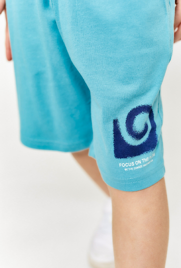 Szorty chłopięce z nadrukiem na nogawce