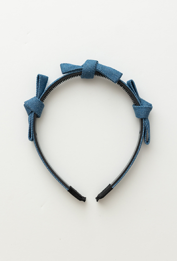 Niebieska opaska z kokardkami dla dziewczynki.