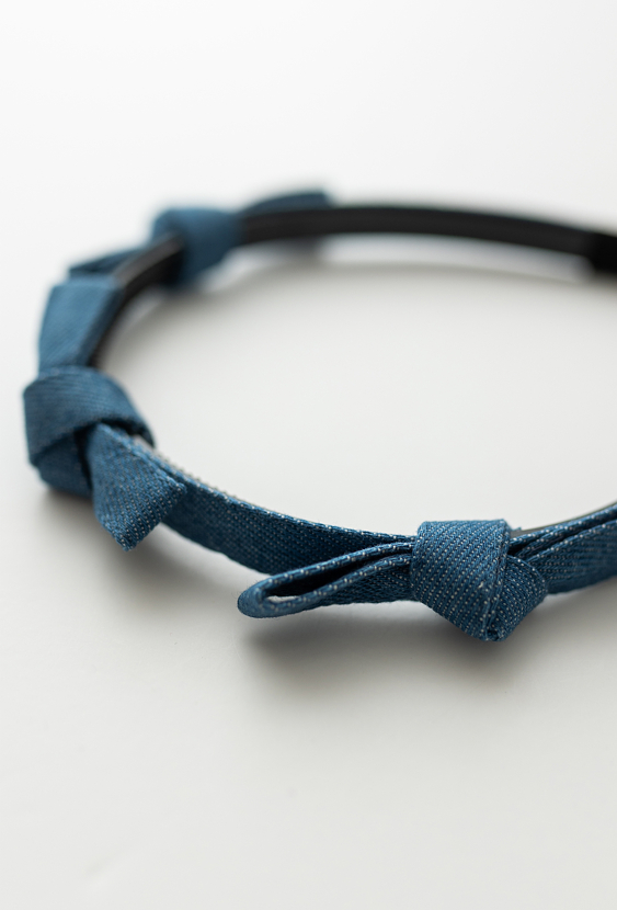 Niebieska opaska z kokardkami dla dziewczynki.