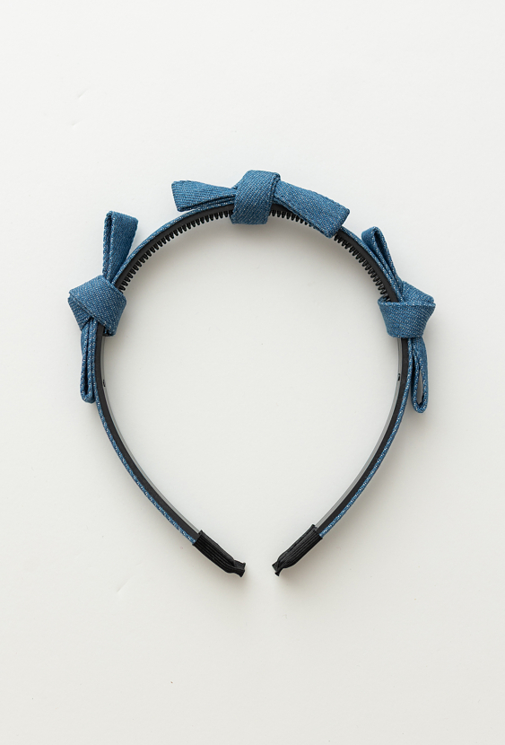 Niebieska opaska z kokardkami dla dziewczynki.