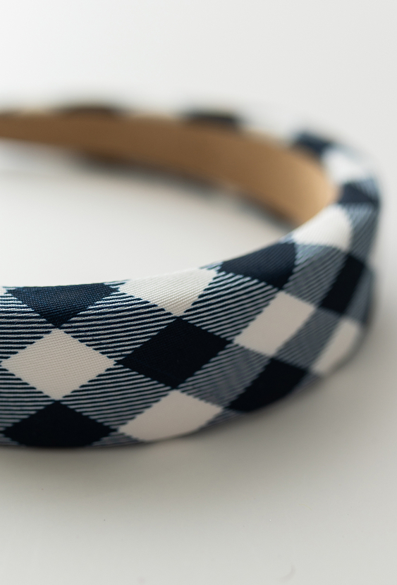 Granatowo-biała opaska w kratę dla dziewczynki.