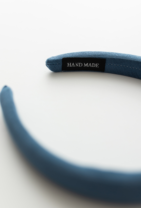 Niebieska opaska do włosów dla dziewczynki.