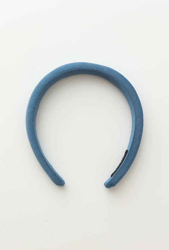 Niebieska opaska do włosów dla dziewczynki.