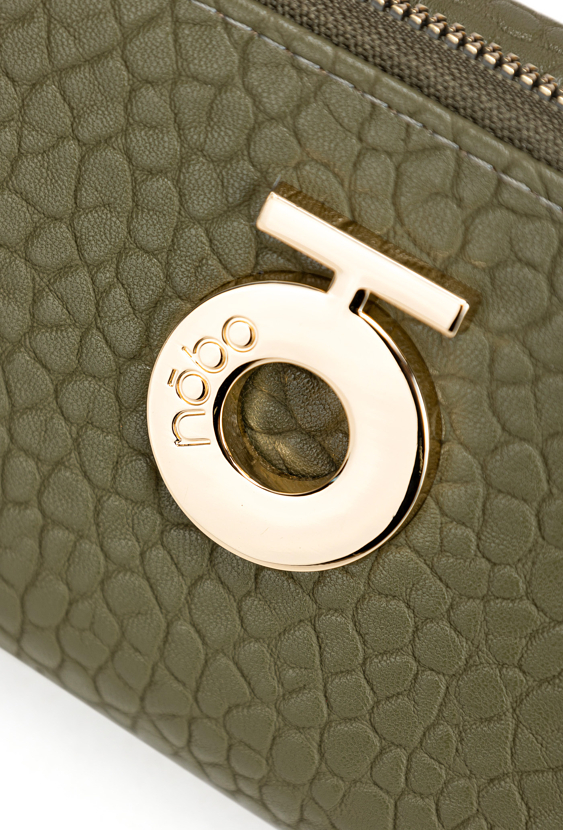 Zielony damski portfel zapinany na suwak.