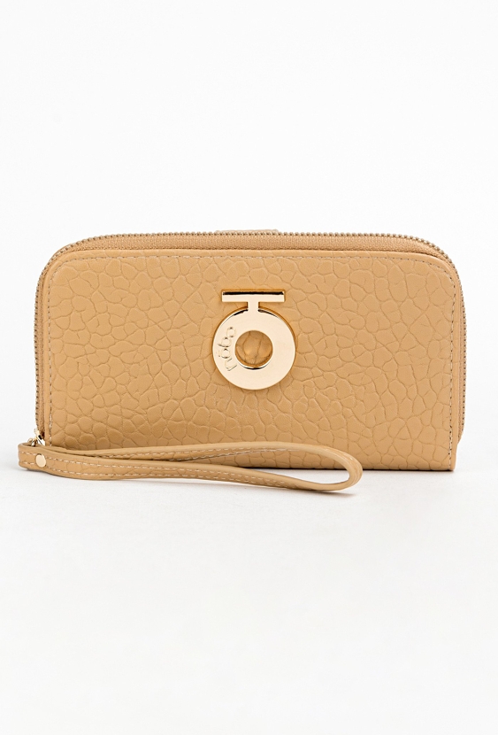 Beżowy damski portfel zapinany na suwak.