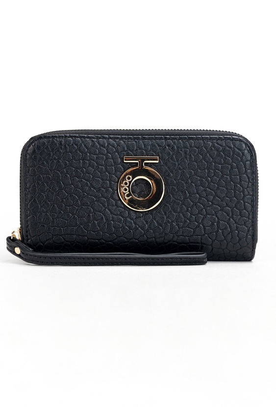 Czarny damski portfel z fakturą i suwakiem.